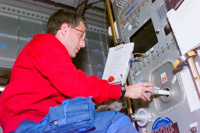 NASA image: ETTF - Apt inserts sample into experiment in Spacehab