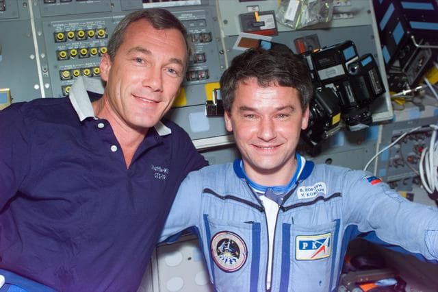 NASA image: Astronaut Wilcutt and Mir 22 commander pose for photo on flight deck