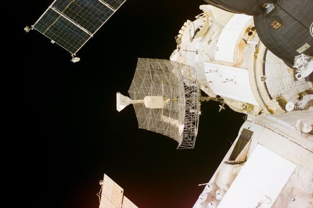 NASA image: Survey views of the Mir space station