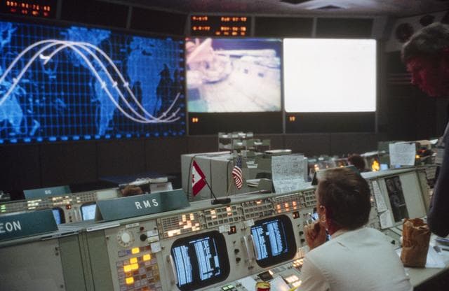 NASA image: INFLIGHT (MISSION CONTROL CENTER) - STS-2 - JSC