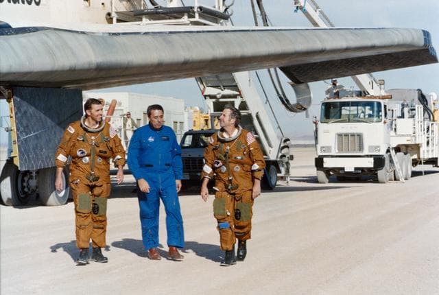 NASA image: POST-LANDING - STS-2 - EDWARDS AFB (EAFB), CA