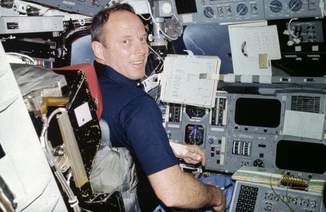 NASA image: Commander Lousma recieves FDF procedures on forward flight deck