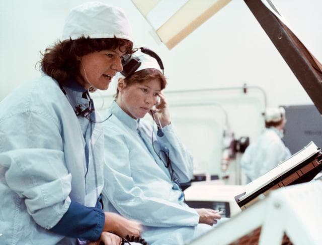 NASA image: CREW TRAINING - STS-7 - KSC