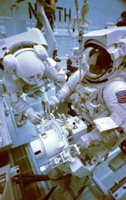 NASA image: CREW TRAINING (EXTRAVEHICULAR ACTIVITY [EVA]) - STS-13 - JSC