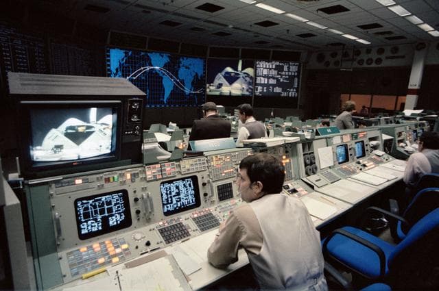 NASA image: INFLIGHT (MISSION CONTROL CENTER [MCC])- STS-11/41B - JSC