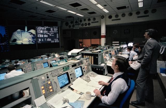 NASA image: INFLIGHT (MISSION CONTROL CENTER [MCC])- STS-11/41B - JSC