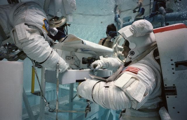 NASA image: CREW TRAINING (EXTRAVEHICULAR ACTIVITY [EVA]) - STS-41G - JSC