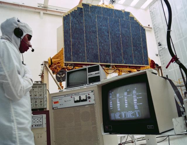 NASA image: Documentation of STS 41-G payloads while in Hangar AE at Cape Canaveral