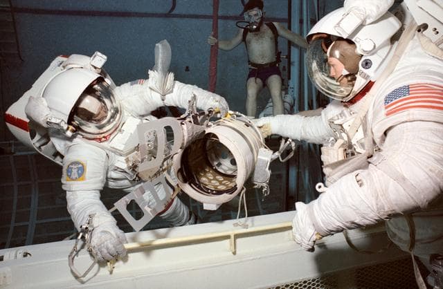 NASA image: SIMUATION (EXTRAVEHICULAR ACTIVITY [EVA]) - STS-23/51D - JSC