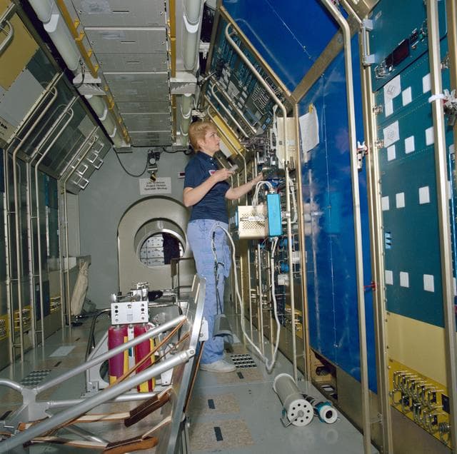 NASA image: STS-40 Payload Specialist Millie Hughes-Fulford trains in JSC's SLS mockup