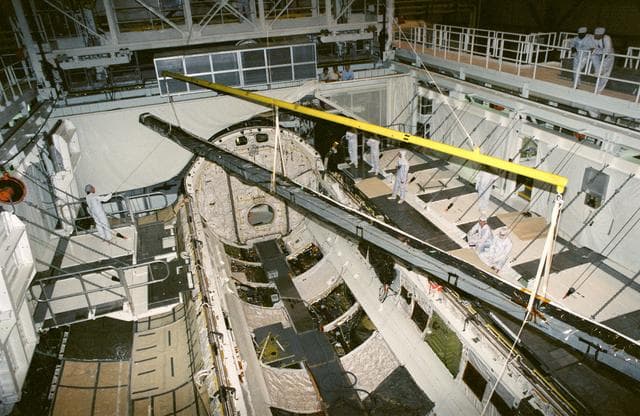 NASA image: STS-29 Space station Heat pipe Radiator Element (SHARE) at KSC OPF