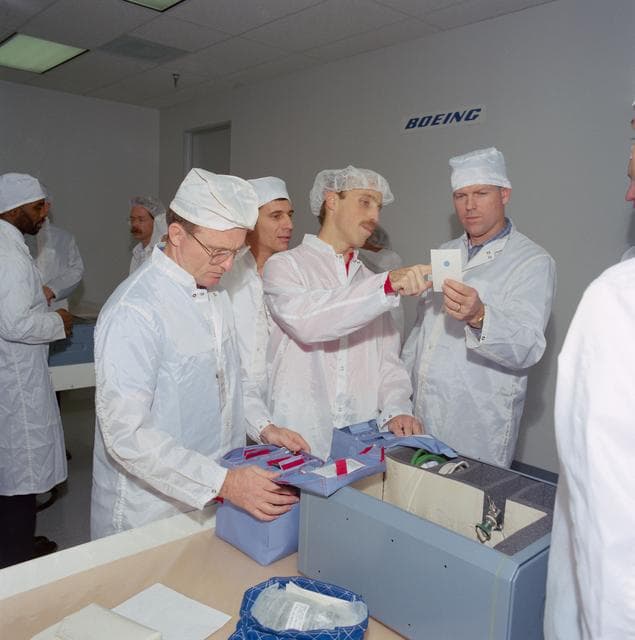 NASA image: STS-29 Discovery, OV-103, crewmembers during bench review at Boeing FEPF