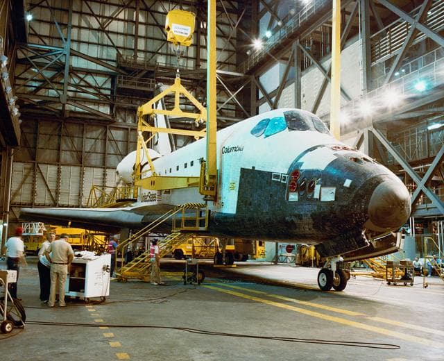 NASA image: STS-28 Columbia, OV-102, ET/SRB mating preparations at KSC VAB
