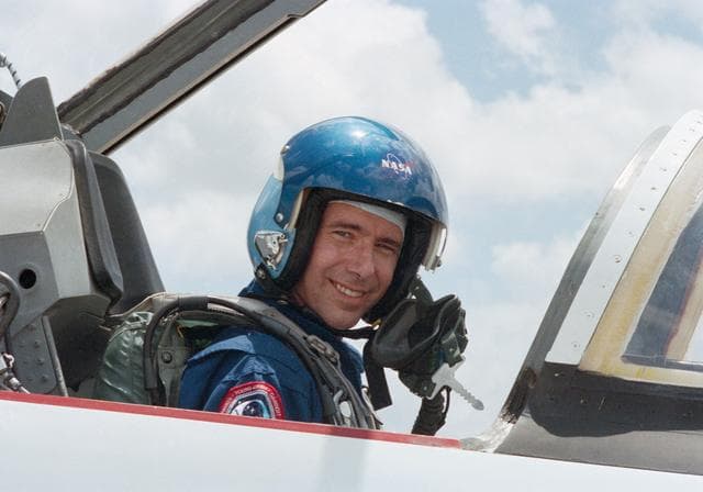 NASA image: STS-28 Columbia, OV-102, Commander Shaw aboard T-38A at Ellington Field
