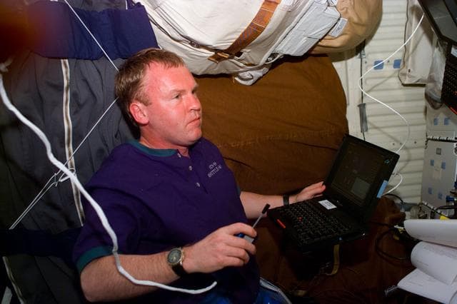 NASA image: STS-89 crewmembers utilize PGSCs onboard Endeavour