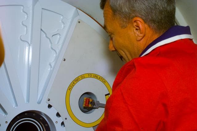 NASA image: Scenes from the STS-89/Mir 24 welcome ceremony