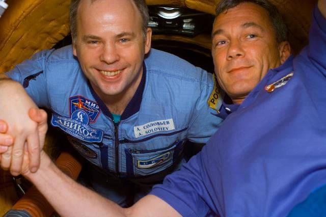 NASA image: STS-89 and Mir 24 crews at the hatch opening