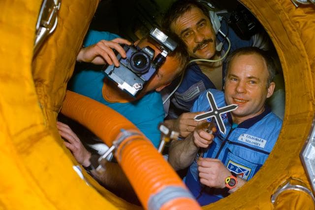 NASA image: STS-89 and Mir 24 crews at the hatch opening