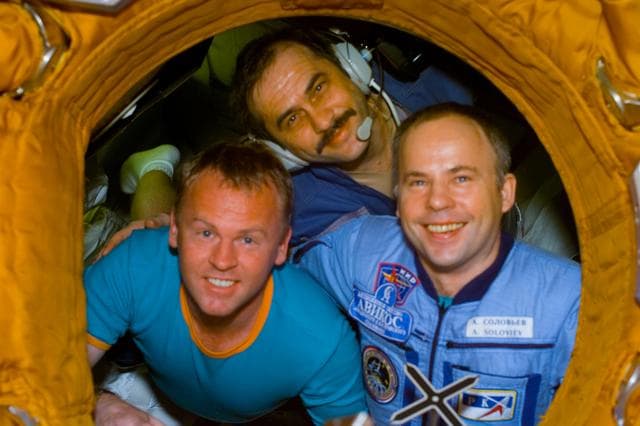 NASA image: STS-89 and Mir 24 crews at the hatch opening