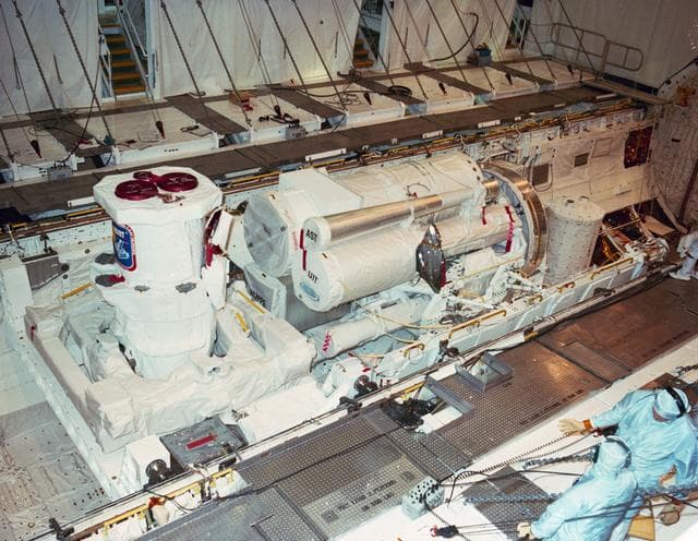 STS-35 Astronomy Laboratory 1 (ASTRO-1) in OV-102's payload bay at KSC