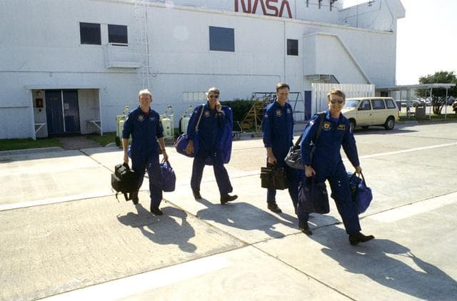 NASA image: STS-38 crewmembers prepare for Ellington Field departure