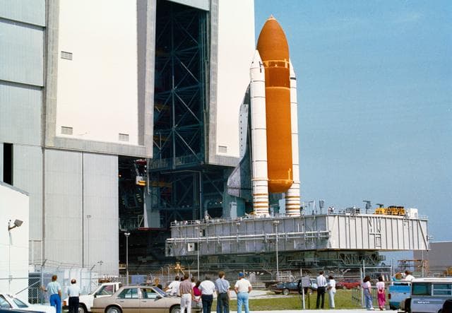 NASA image: STS-35 Columbia, OV-102, rolls back to KSC VAB after hydrogen leak discovered