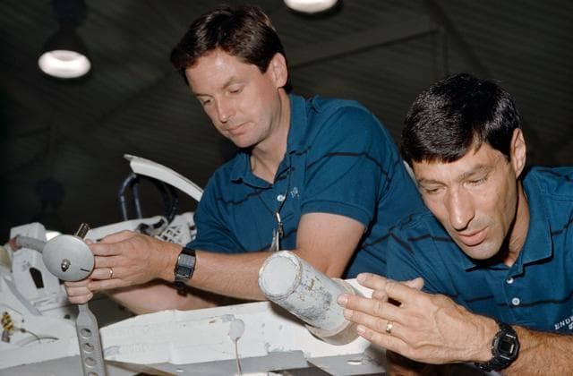 NASA image: STS-54 MS Runco and MS Harbaugh participate in briefing at JSC's WETF
