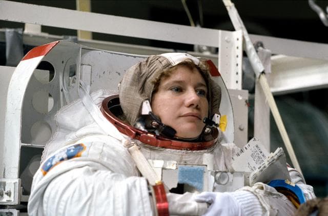 NASA image: STS-54 MS3 Helms tests CCA equipment prior to an underwater simulation at JSC