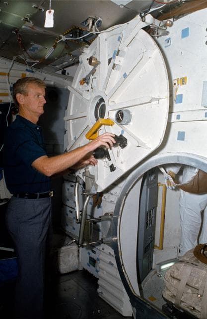 NASA image: STS-54 Commander Casper at airlock hatch on CCT middeck during JSC training
