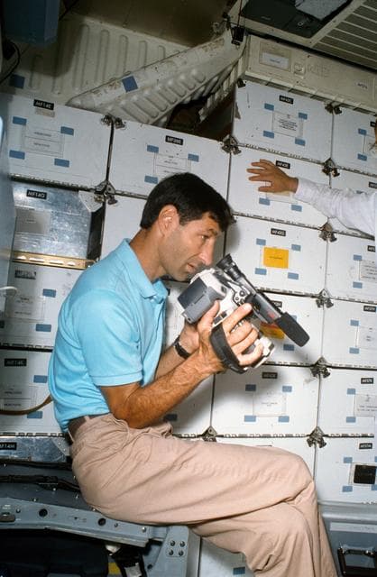 NASA image: STS-54 MS1 Runco participates in camera familiarization in JSC's CCT