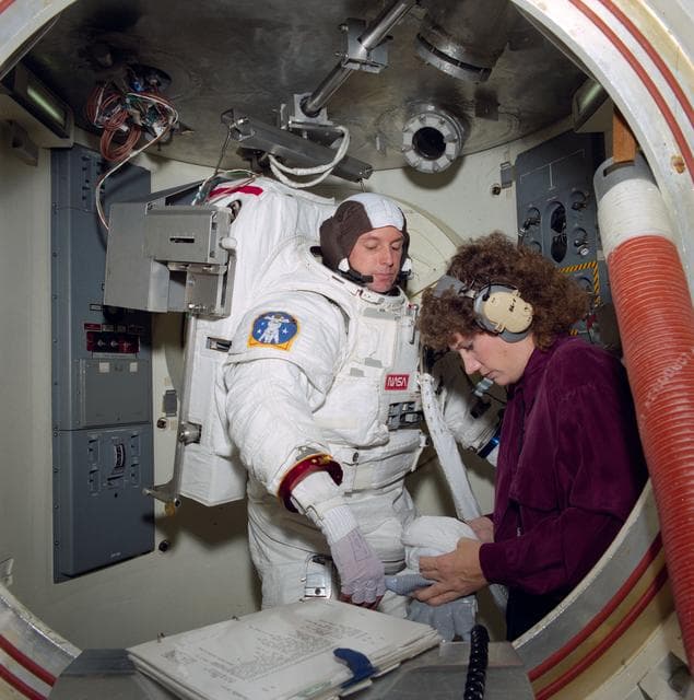 NASA image: STS-54 MS2 Harbaugh and MS3 Helms during training in JSC's ETA / airlock