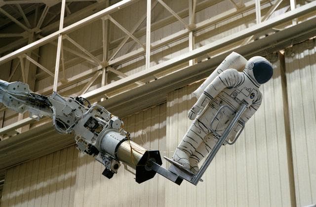 STS-61 crewmembers training with the Remote Manipulator System