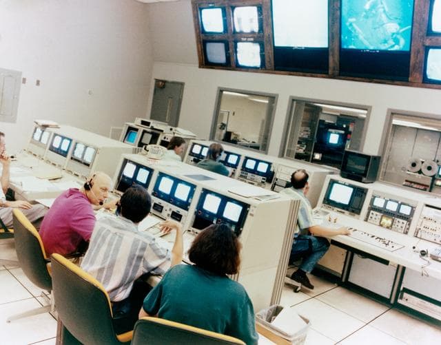 Astronauts Hoffman and Musgrave monitor Neutral Buoyancy Simulator training