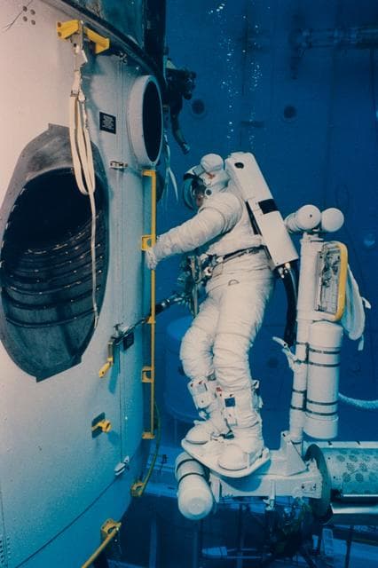 NASA image: STS-61 crew participates in HST optical correction training at MSFC