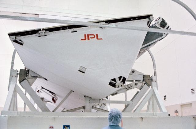 NASA image: STS-59 payload SIR-C/X-SAR  antenna view