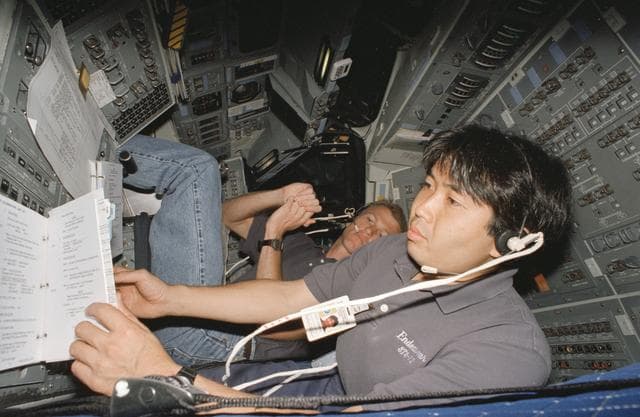 NASA image: STS-72 crew trains in Fixed Base (FB) Shuttle Mission Simulator (SMS)