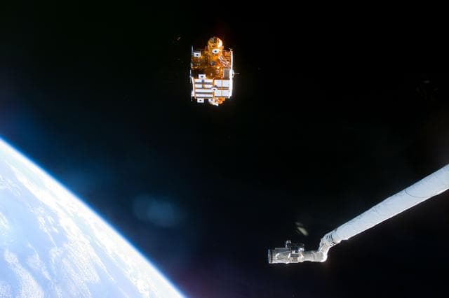 NASA image: Various views of the SPARTAN 201-5 deployment