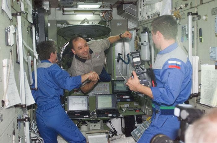 NASA image: PLT Polansky enters the ISS and is greeted by Expedition One crew