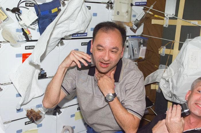 NASA image: PLT Polansky and CDR Cockrell shave on middeck