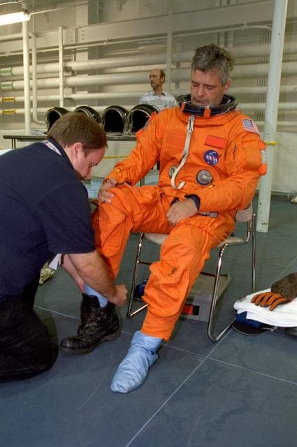 NASA image: STS-97 crewmembers participate in water survival training at NBL