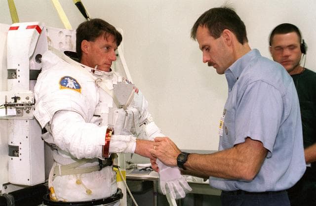 NASA image: STS-103 crewmembers at the NBL