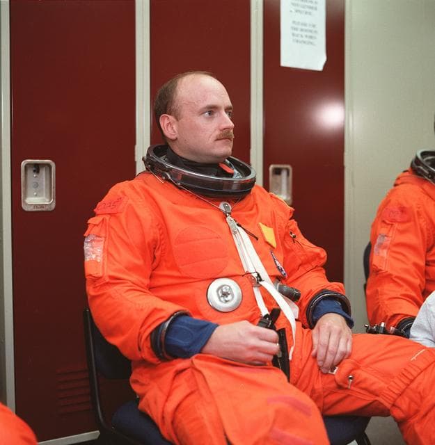 NASA image: STS-103 crewmembers participate in bailout training in building 9N