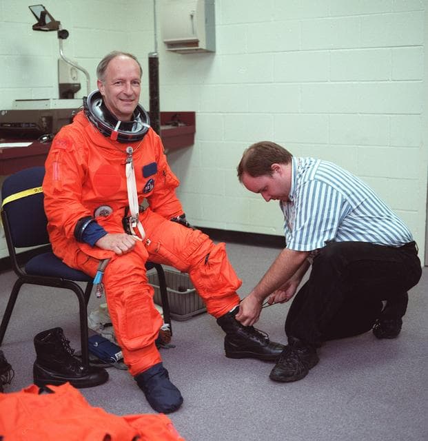 NASA image: STS-103 crewmembers participate in bailout training in building 9N