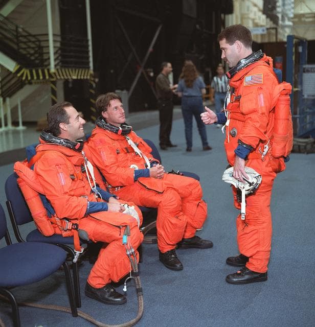 NASA image: STS-103 crewmembers participate in bailout training in building 9N