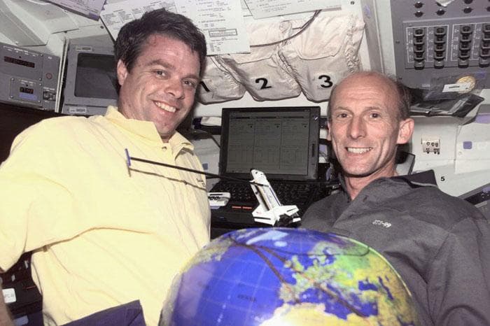 STS-99 Kregel & Thiele show mapping SRTM techniques on OV-105's flight deck