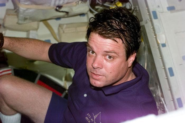 STS-99 Commander Kregel poses for a photo on OV-105's middeck