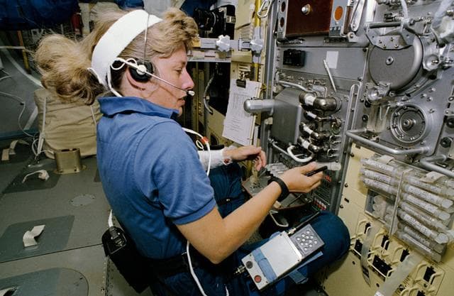 NASA image: STS-47 MS Davis holds mixed protein sample while working at SLJ Rack 7 FFEU
