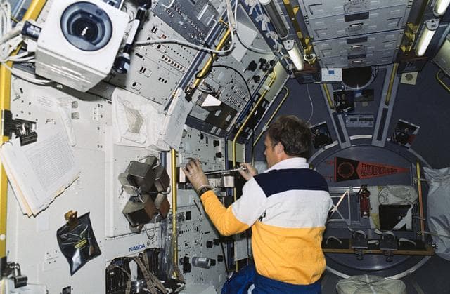 NASA image: STS-47 MS / PLC Lee conducts experiment using GHF located in SLJ Rack 10