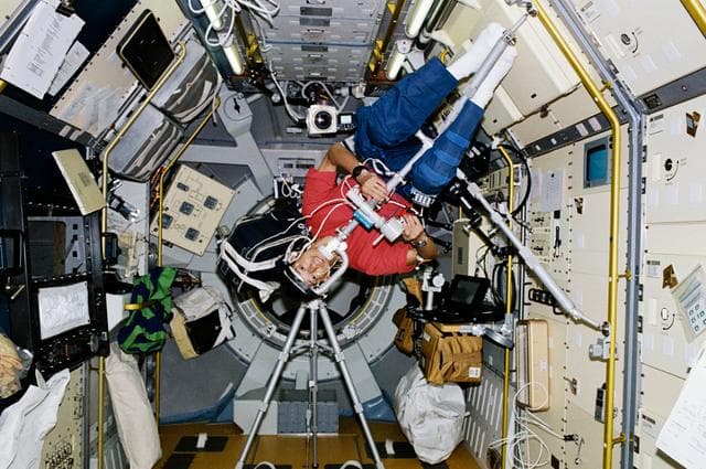 NASA image: STS-47 Payload Specialist Mohri conducts visual stability experiment in SLJ