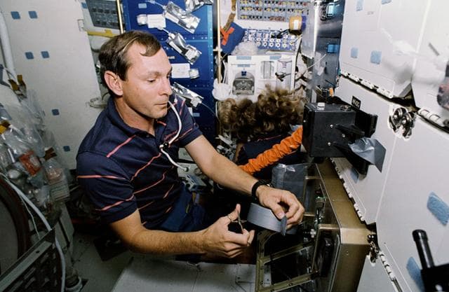NASA image: STS-47 MS Davis and Pilot Brown repair ISAIAH humidity problem aboard OV-105
